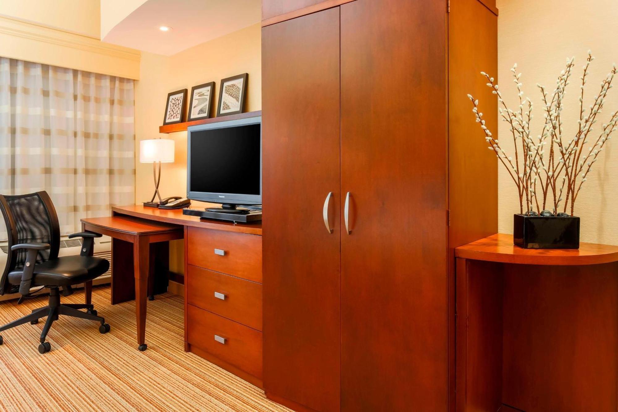 Courtyard By Marriott Potomac Mills Woodbridge Hotel Exterior photo
